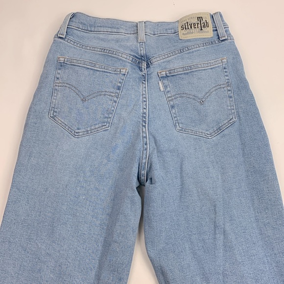 Levi’s Silver Tab MOM jeans Size 28 Light wash denim Distressed tapered Leg - Picture 7 of 14